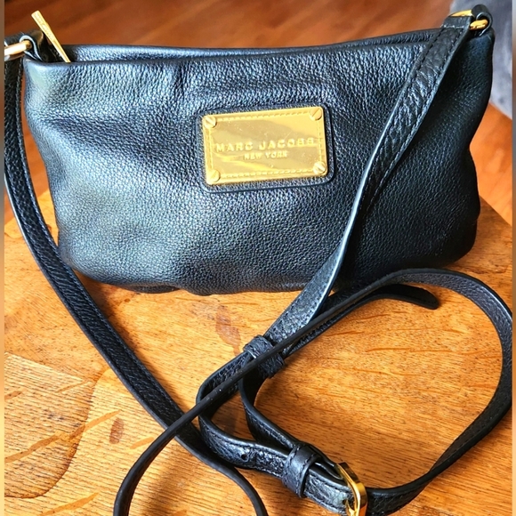 Marc Jacobs Handbags - Mark Jacob's New York black crossbody pebbled leather in gorgeous condition